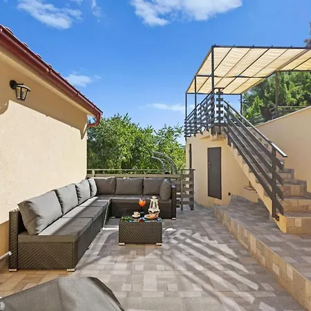 Vista By Guide Villa