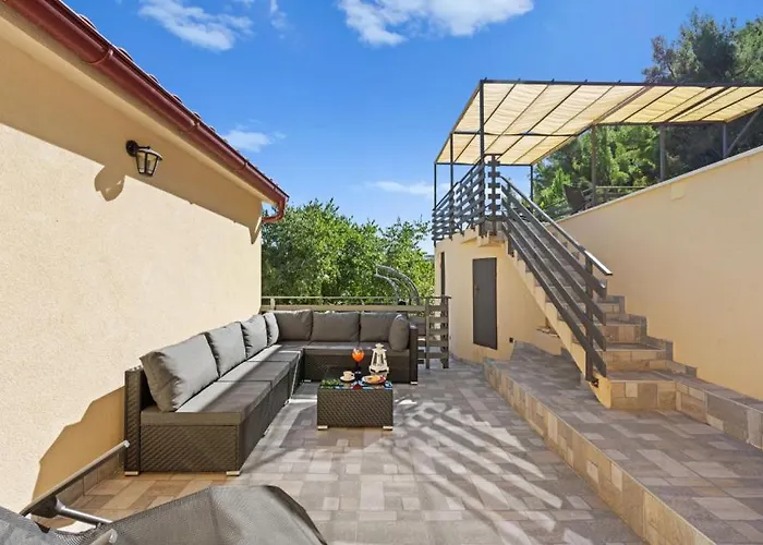 Vista By Guide Villa